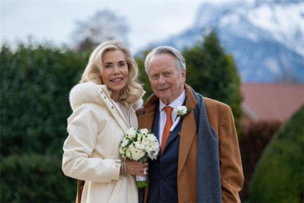 82岁保时捷掌门人第四次结婚:妻子比其小20岁 身世显赫