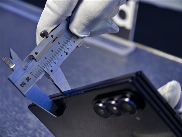 19999元起！三星Galaxy Z TriFold国行真机上手：手机瞬间变10英寸平板