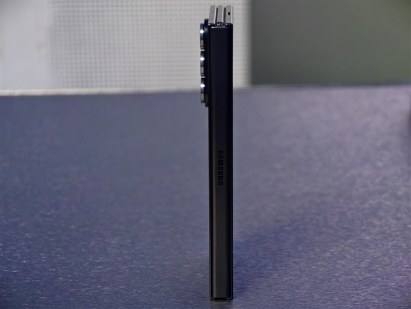 19999元起！三星Galaxy Z TriFold国行真机上手：手机瞬间变10英寸平板