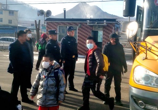 本溪：木盂子治安办开展护航开学季，筑牢“安全墙”活动