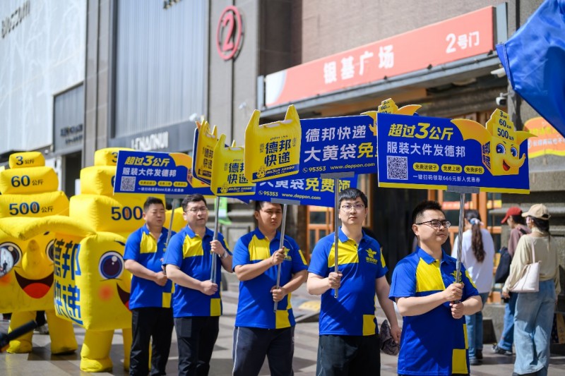 德邦快递员180天坚守,以专业服务赢得郑州服装市场好评(图2) 德邦快递员180天坚守,以专业服务赢得郑州服装市场好评(图2)