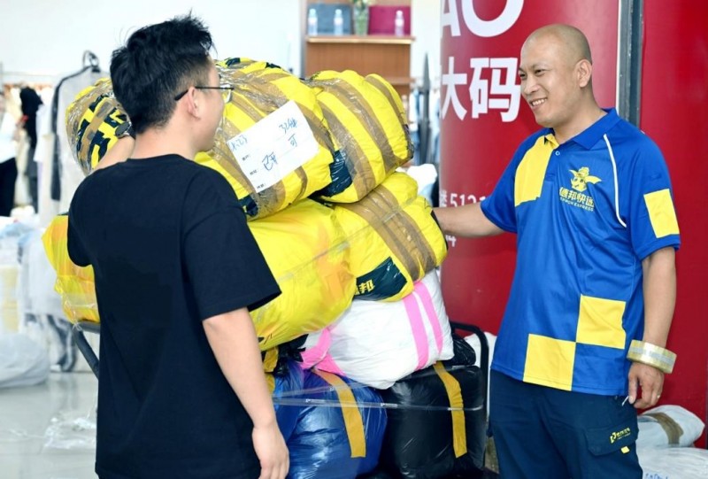 德邦快递员180天坚守,以专业服务赢得郑州服装市场好评(图1) 德邦快递员180天坚守,以专业服务赢得郑州服装市场好评(图1)