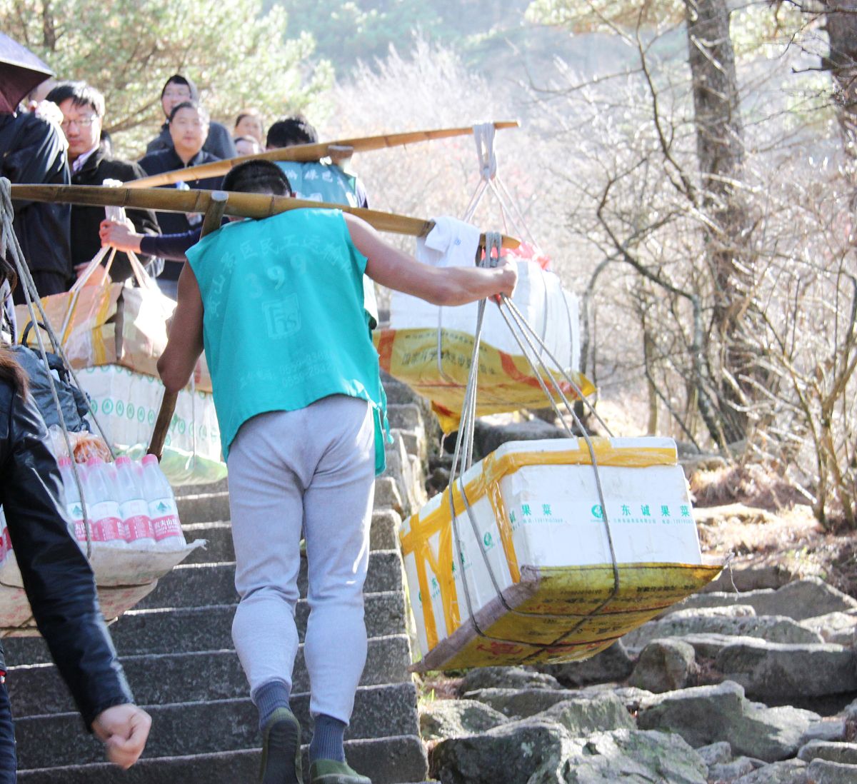 263斤男子豪掷2.2万元 9名轿夫抬滑竿征服峨眉山42公里(图1) 263斤男子豪掷2.2万元 9名轿夫抬滑竿征服峨眉山42公里(图1)